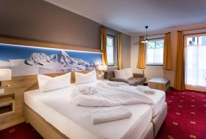 Postel nebo postele na pokoji v ubytování SCOL Sporthotel Großglockner + 34 fotografií