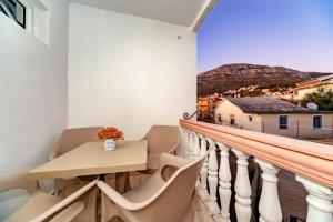 d'un balcon avec une table et des chaises et une vue. dans l'établissement Villa Glavanovic, à Bar