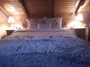 Un pat sau paturi într-o cameră la Lodge House Tara