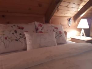 Un pat sau paturi într-o cameră la Lodge House Tara