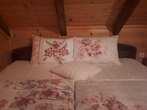 Un pat sau paturi într-o cameră la Lodge House Tara