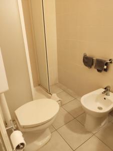 bagno con servizi igienici e lavandino di Hotel Ariosto centro storico a Reggio Emilia