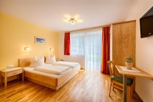 pokój hotelowy z łóżkiem i biurkiem w obiekcie Appartementhaus Berger w mieście Grossarl