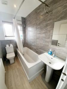 A bathroom at 3 Bedroom Rayleigh Apartment