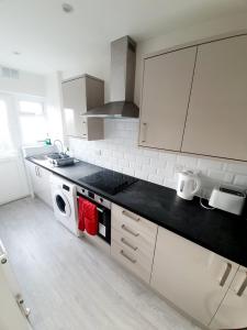 A kitchen or kitchenette at 3 Bedroom Rayleigh Apartment