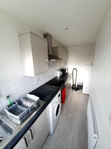 A kitchen or kitchenette at 3 Bedroom Rayleigh Apartment