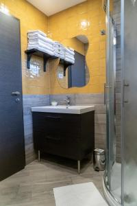 uma casa de banho com um lavatório e um chuveiro em Apartments Helena Kranjska Gora em Kranjska Gora