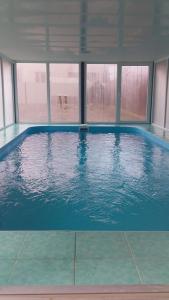 una grande piscina in un edificio con finestre di Banik a Chust