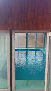 una finestra con vista sulla piscina. di Banik a Chust