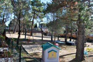 Plac zabaw dla dzieci w obiekcie Complejo Casas Rurales MANSIONES Y VILLAS DELUXE