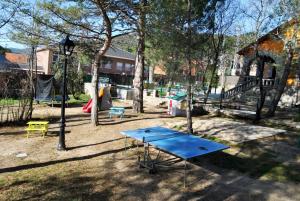 Plac zabaw dla dzieci w obiekcie Complejo Casas Rurales MANSIONES Y VILLAS DELUXE