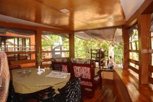 阿勒皮Kera Houseboats Alleppey的有桌子和椅子的餐厅