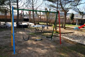 Plac zabaw dla dzieci w obiekcie Complejo Casas Rurales MANSIONES Y VILLAS DELUXE