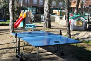 Plac zabaw dla dzieci w obiekcie Complejo Casas Rurales MANSIONES Y VILLAS DELUXE