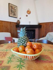 博爾諾的住宿－Appartamento Borno Giardino B&B，桌上放一碗橙子和 ⁇ 萝