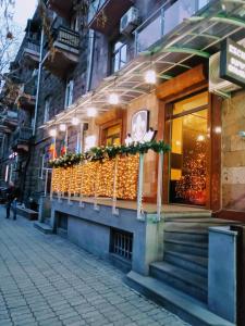 un negozio con le luci di Natale su una strada di Hotel Lilia Yerevan a Yerevan