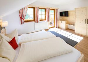 Postel nebo postele na pokoji v ubytování Bauernhof Mandlberger