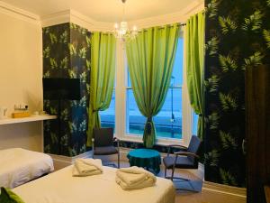 Кровать или кровати в номере Four Oaks Hotel