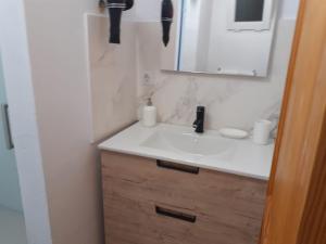 Las MarciegasにあるCasa Minaのバスルーム(白い洗面台、鏡付)