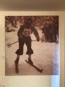 czarno-białe zdjęcie mężczyzny na nartach w obiekcie Apartma Pri Štruklju w mieście Kranjska Gora