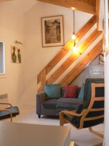 een woonkamer met een bank en een trap bij Triplex Idéal Famille in Cauterets