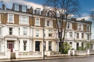 um grande edifício branco no lado de uma rua em Kensington Modern Apartment em Londres