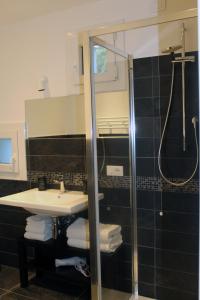 een badkamer met een wastafel en een douche bij Abelia 4 in Pietra Ligure