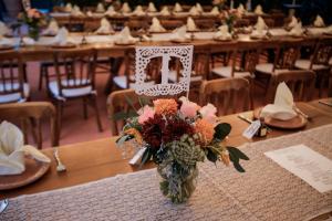 un jarrón lleno de flores sentado en una mesa en Quinta Don Jose Boutique Hotel en Guadalajara