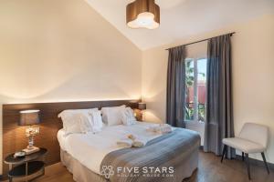 Кровать или кровати в номере Villa Artemys - Five Stars Holiday House