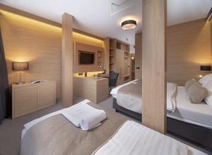 Postel nebo postele na pokoji v ubytování Hotel Sněžka + 37 fotografií