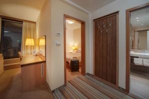 Bilik mandi di Hotel Kras