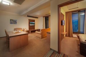 Televisyen dan/atau pusat hiburan di Hotel Kras