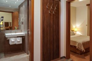 Bilik mandi di Hotel Kras
