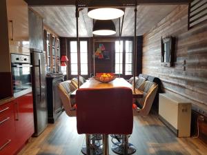 a kitchen with a table with a bowl of fruit on it at Appartement atypique au coeur de Gap in Gap