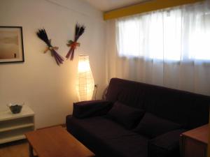 - un salon avec un canapé, une lampe et une fenêtre dans l'établissement Apartamento en pistas de esquí, à Candanchú