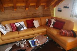 sala de estar con sofá y almohadas en Rodasia en Verbier