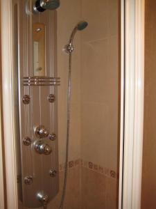 łazienka z prysznicem z głowicą prysznicową w obiekcie Apartamento en pistas de esquí w mieście Candanchú