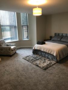 Un pat sau paturi într-o cameră la Meadow apartments Nottingham
