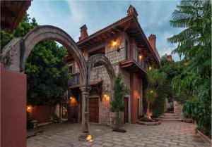 una entrada a una casa con un arco en Hotel Morelia Boutique Villa Italia en Morelia