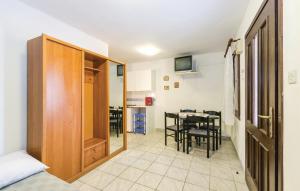 a room with a dining room with a table and chairs at Apartmani Jadra in Stara Novalja