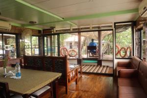 Kera Houseboats Alleppey的休息区
