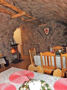 ein Esszimmer mit einem Tisch und einem Kamin in der Unterkunft Willa Rycerz in Burg Niedzica