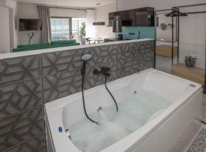 una vasca da bagno con rubinetto in cucina di Ermou Monastiraki View Acropolis w Jacuzzi ad Atene