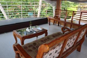 Kera Houseboats Alleppey的阳台或露台