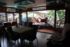 Kera Houseboats Alleppey的休息区