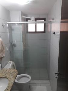 y baño con ducha, aseo y lavamanos. en Marsallis Elegance Flat, en Natal