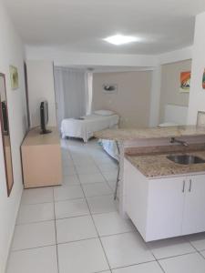 cocina con fregadero y habitación con cama en Marsallis Elegance Flat, en Natal