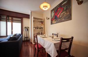 - une salle à manger avec une table et un canapé dans l'établissement NANA in Bilbao, à Bilbao