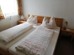 クライナルにあるHaus Mariaのベッドルームに枕付きのベッド2台が備わります。