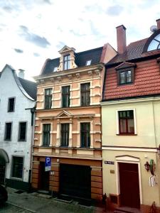 un gruppo di edifici in una città di Apartamenty Sofa Spot a Toruń